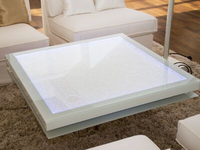 Glaszone Glastisch Shine mit weißem Emailrand und RGB-Licht Nahaufnahme