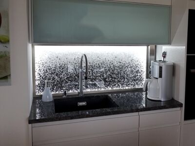 Glaszone Küchenrückwand mit LED-Beleuchtung in kristall-schwarz