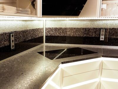 Glaszone Küchenrückwand Stufe weiß-violett-schwarz mit Steckdosen