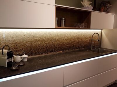 Glaszone Küchenrückwand mit LED-Beleuchtung in iris-dunkelbraun