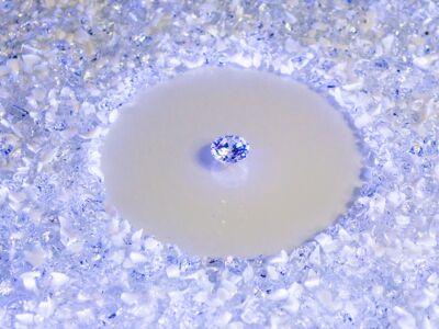 Glaszone Zirkonia-Diamant in RGB-Licht blau