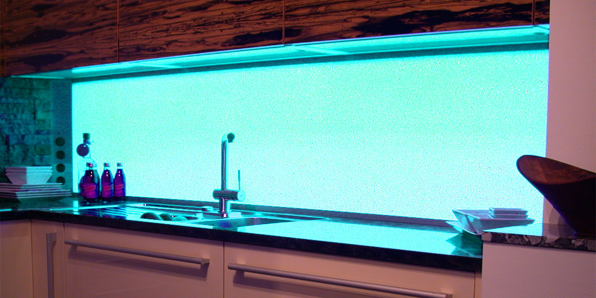 Glaszone Küchenrückwand RGB-Lichtwechsel in cyan
